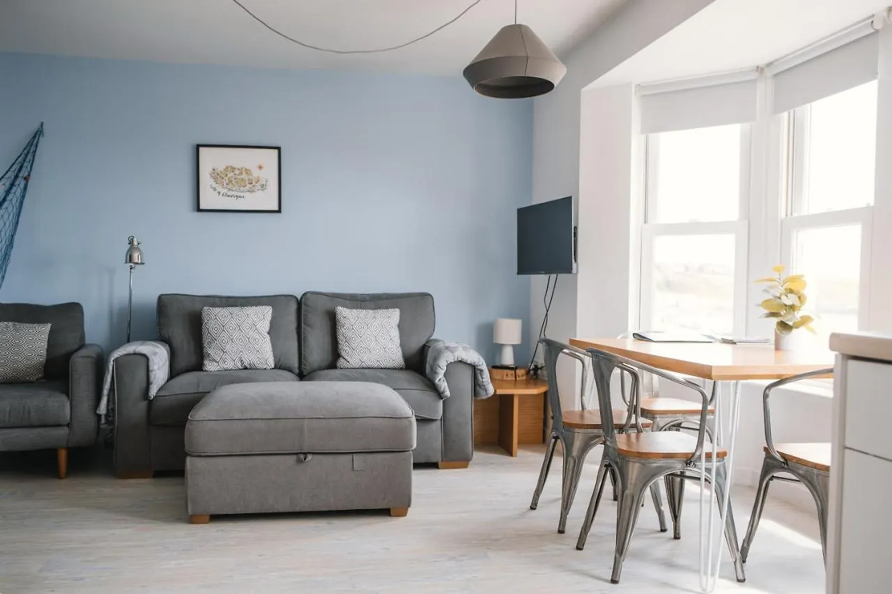 Barry Island Beachfront Apartment - Stunning Bay Views And Private Parking